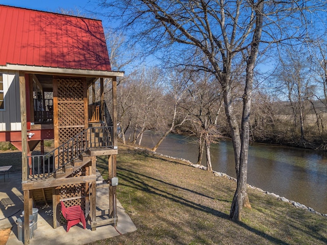 view of yard featuring a water view