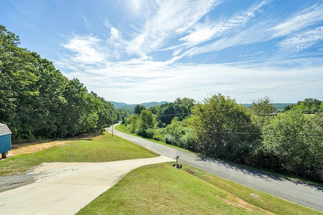 view of property's community featuring a lawn