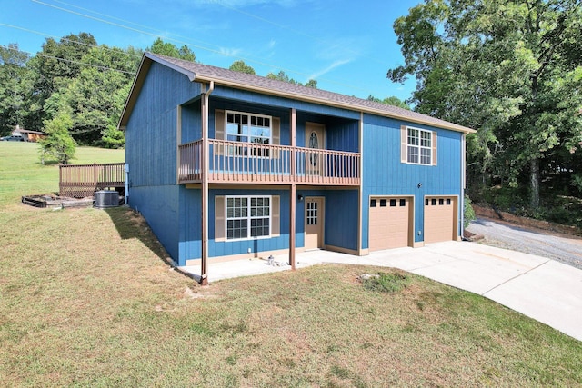 view of front of home featuring driveway, an attached garage, and a front lawn