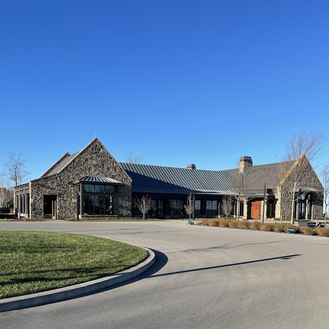 view of front of property featuring a gazebo and a front yard