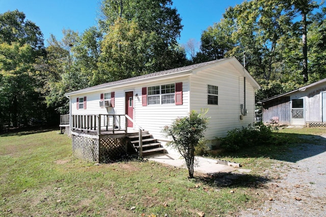 view of front of property with a front yard