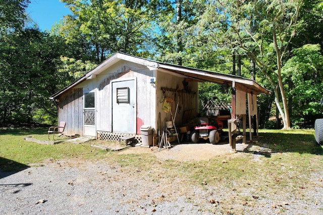 view of outdoor structure featuring a yard