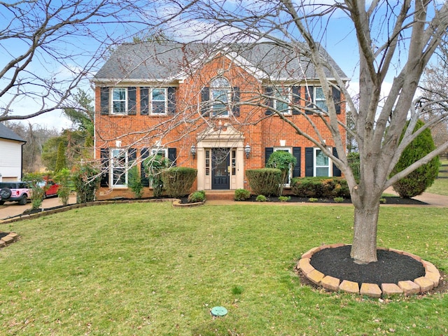 colonial house featuring a front lawn