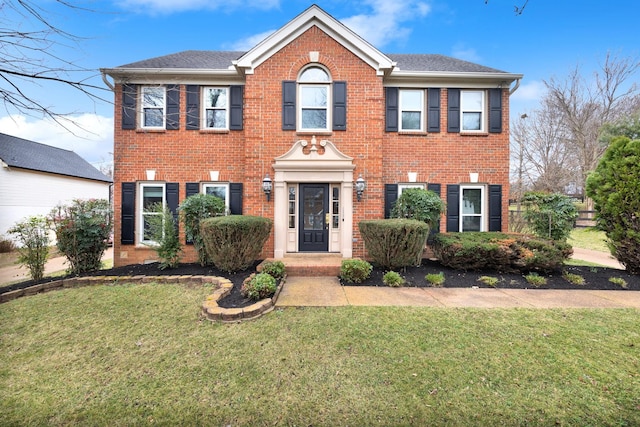 colonial inspired home featuring a front yard