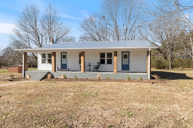 single story home featuring a porch and a front lawn