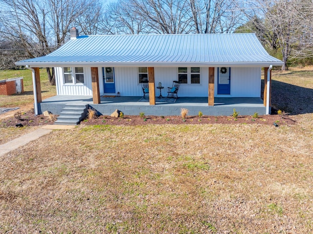 view of front facade featuring a porch and a front yard