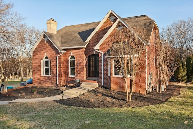 view of front facade featuring a front yard