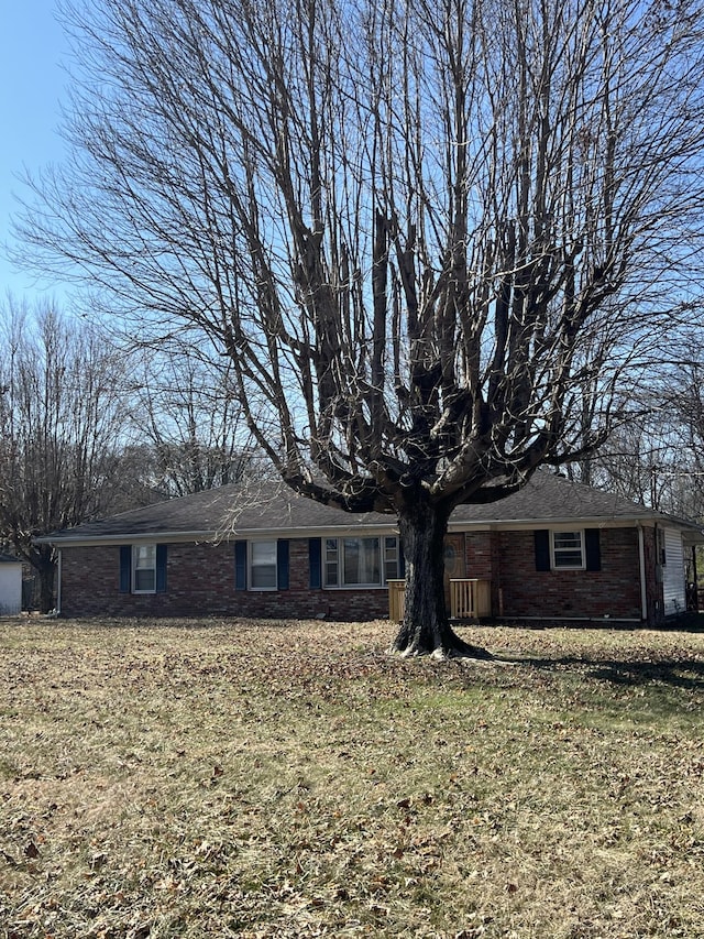 view of front facade featuring a front yard