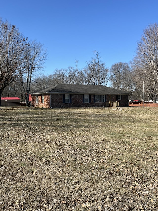 view of front of house featuring a front yard