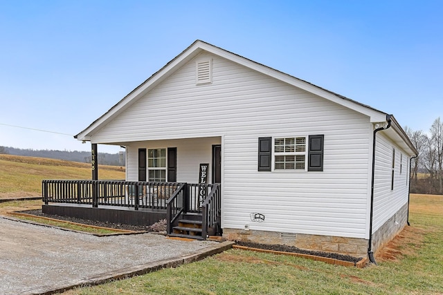 view of front of house featuring a porch and a front lawn