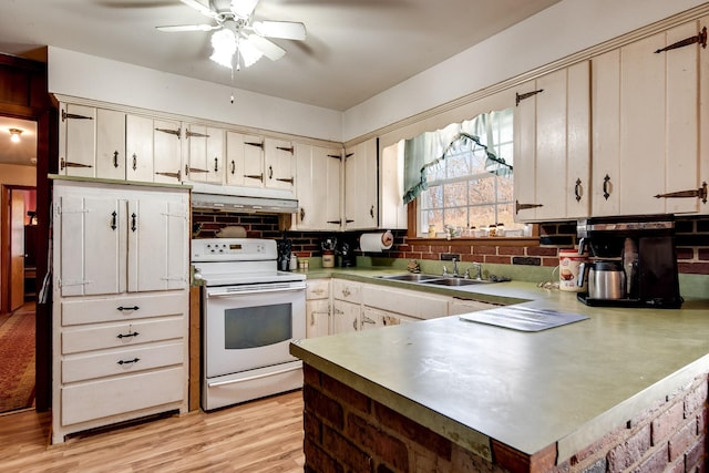 kitchen featuring sink, electric range, kitchen peninsula, and light wood-type flooring