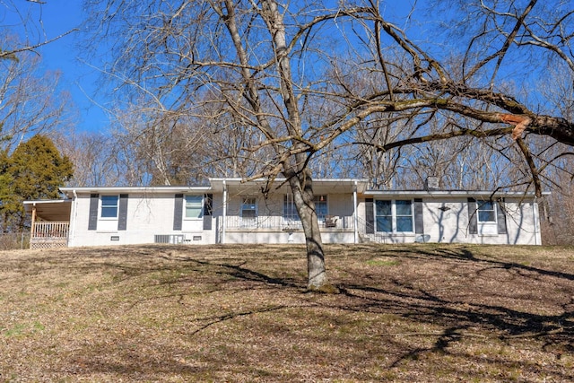 view of front facade featuring a front yard