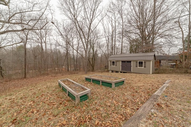 view of yard featuring a storage shed