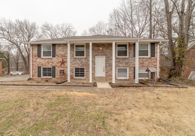 split foyer home with a front yard