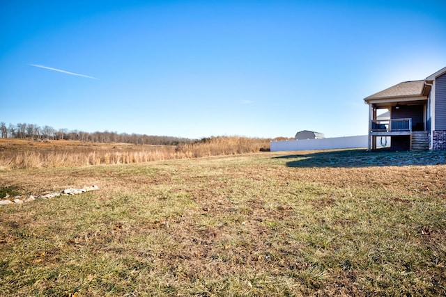 view of yard featuring a rural view