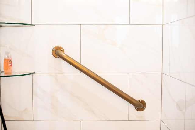 details featuring a tile shower