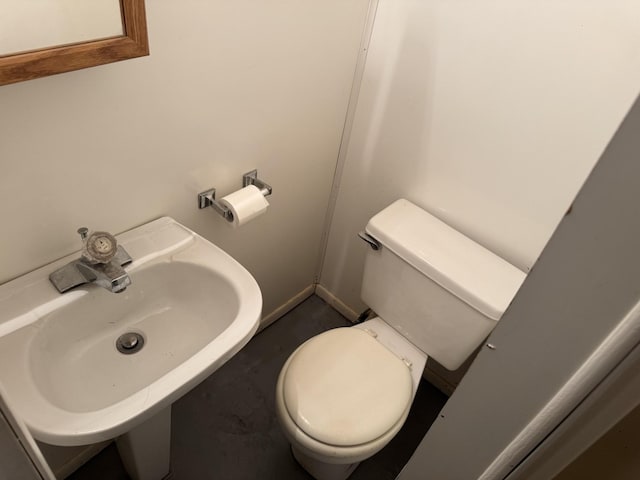 bathroom featuring toilet and sink