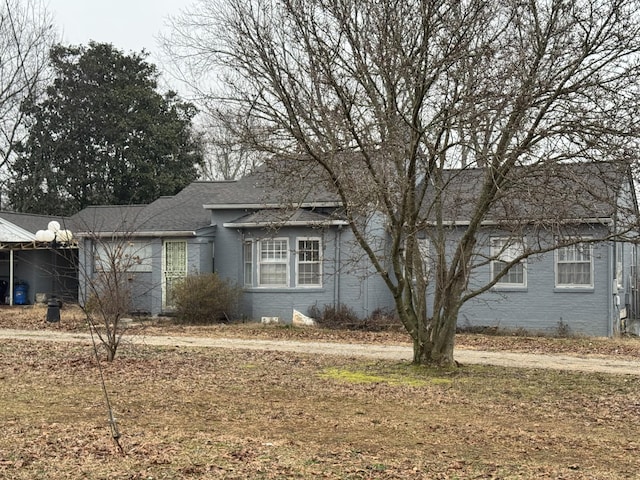 ranch-style house featuring a front lawn