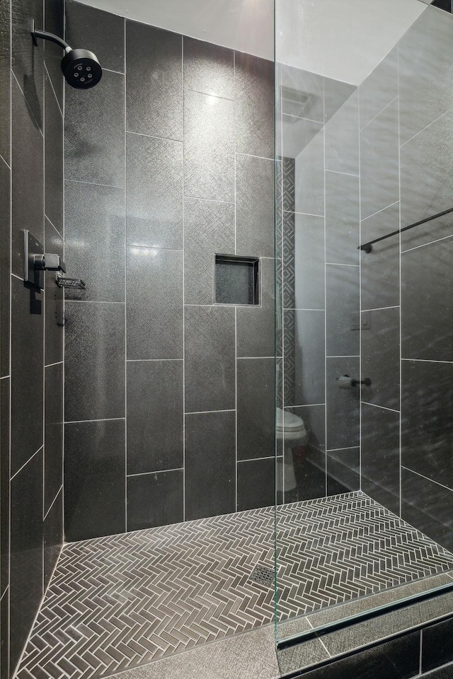 bathroom featuring a tile shower