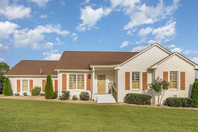 view of front of property featuring a front lawn