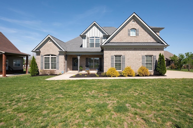 view of front facade featuring a front yard