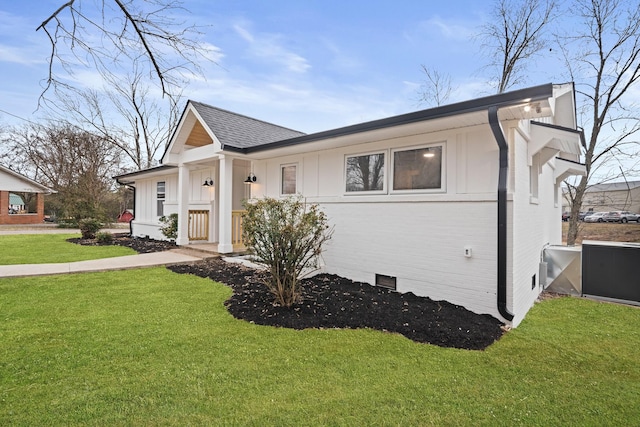 view of front of property with a front lawn