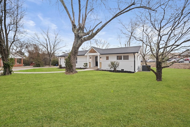 ranch-style home featuring a front lawn