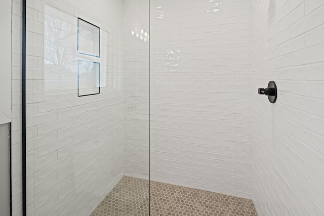 bathroom featuring tiled shower