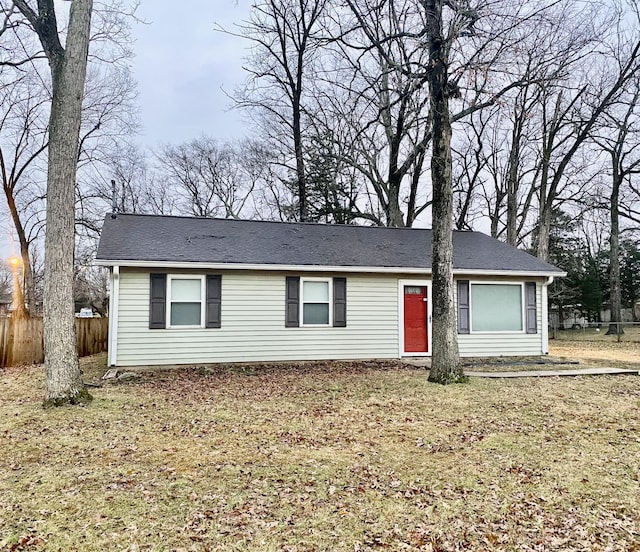 single story home with a front yard