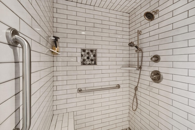 bathroom featuring tiled shower