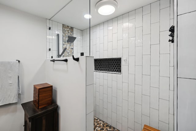 bathroom featuring a tile shower