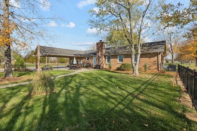 view of yard featuring a patio area