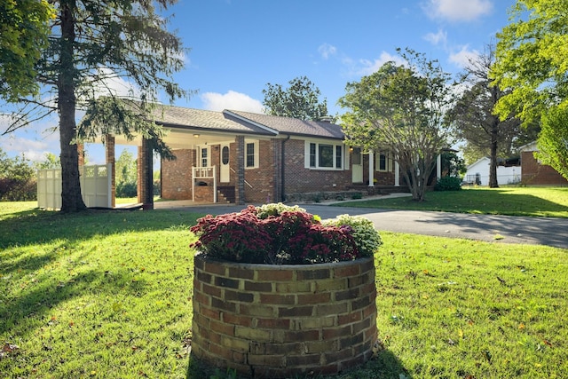 single story home with a front lawn