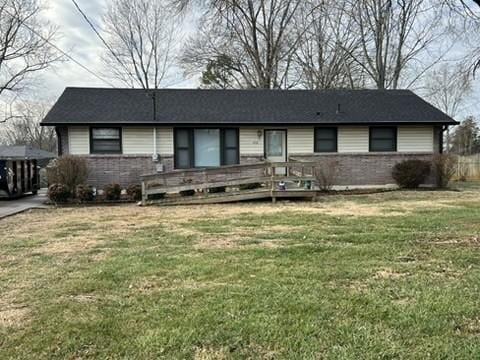 ranch-style home featuring a front lawn