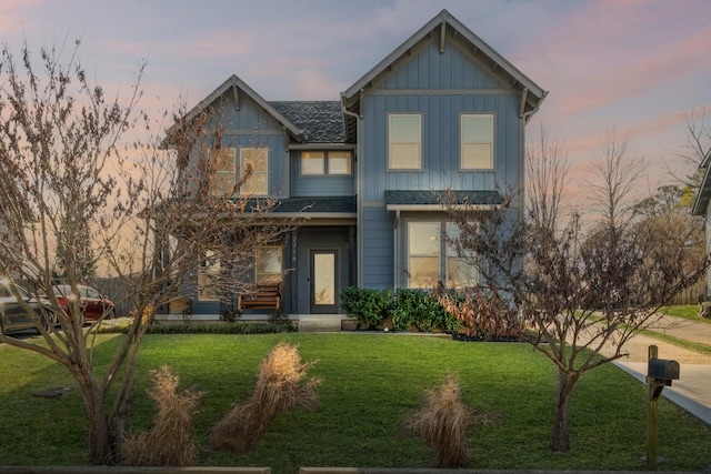 view of front of home featuring a lawn