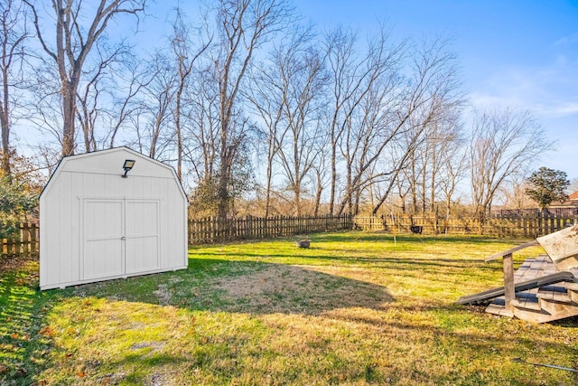 view of yard featuring a shed