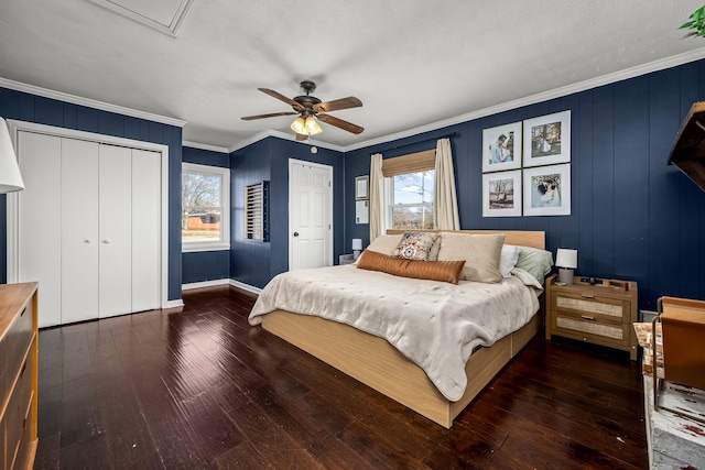 bedroom featuring crown molding, dark hardwood / wood-style floors, and ceiling fan