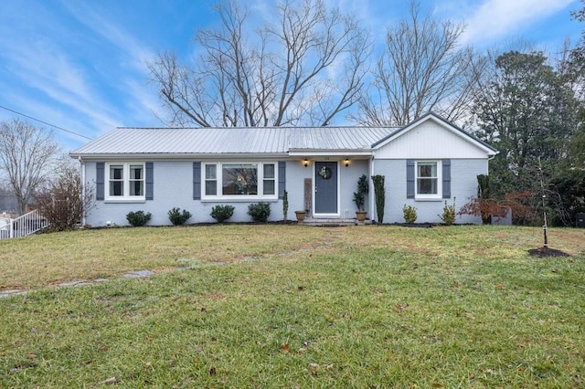 single story home featuring a front lawn