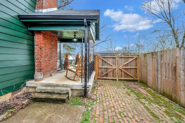 view of yard featuring a patio area