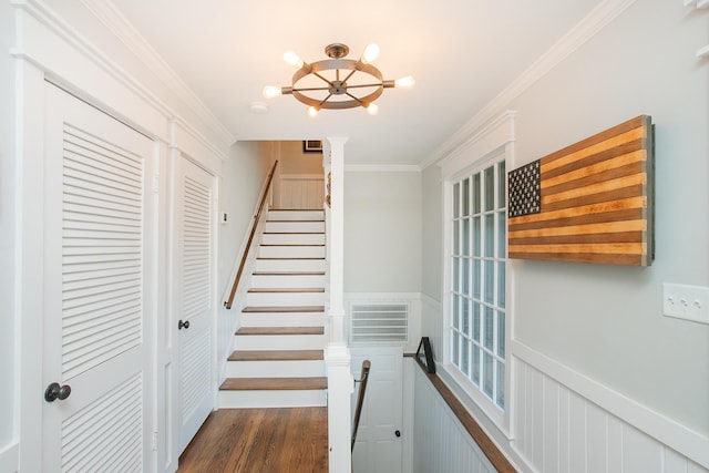 stairway featuring crown molding and hardwood / wood-style floors