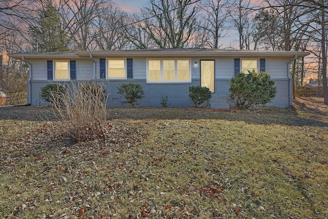 view of front of house featuring a yard