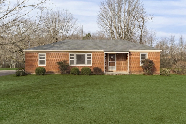 ranch-style house featuring a front lawn