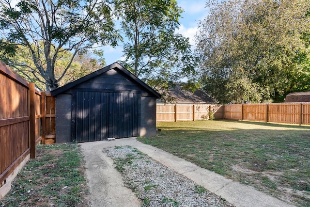 view of yard featuring a storage shed