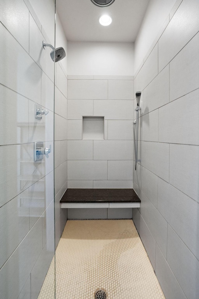 bathroom featuring tiled shower