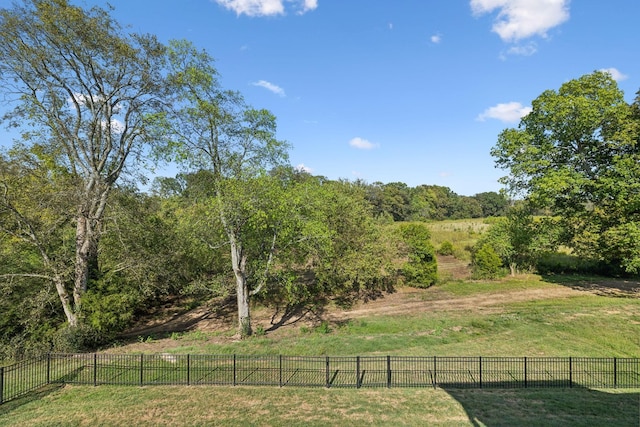 view of yard featuring a rural view