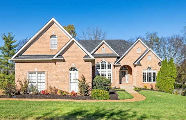 view of front of property featuring a front lawn