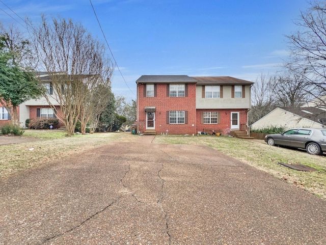 view of front of home featuring a front lawn