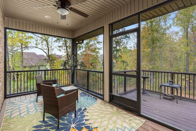 sunroom with ceiling fan