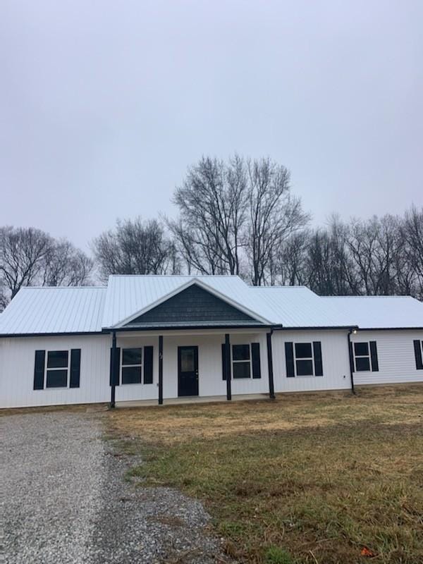 single story home featuring a porch and a front yard