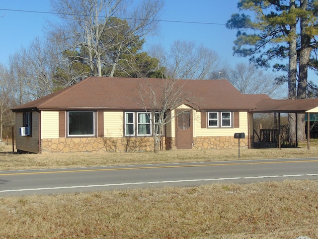 ranch-style home featuring a front lawn